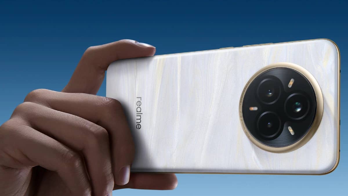 Gros plan sur le dos texturé effet marbre blanc du realme 14 Pro+ 5G tenu en main, disponible au realme shop