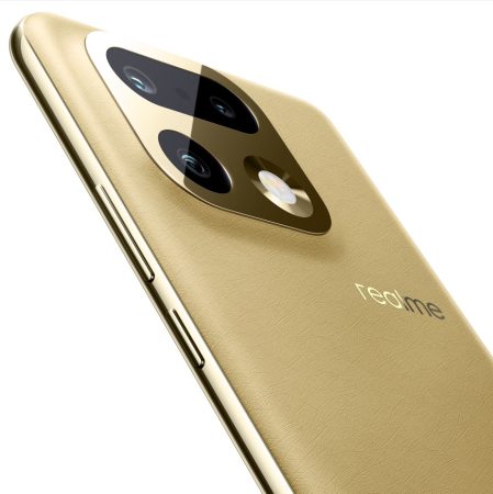 Gros plan détaillé de l'élégant dos en cuir vegan doré d'un smartphone realme 16 Pro+, mettant en évidence son module de caméra et son logo discret.