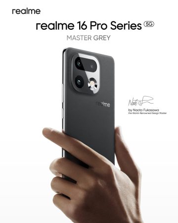 Smartphone realme 16 Pro Series Master Grey au design épuré, tenu en main par une personne, avec focus sur son module caméra arrière double objectif et la signature de Naoto Fukasawa sur fond blanc